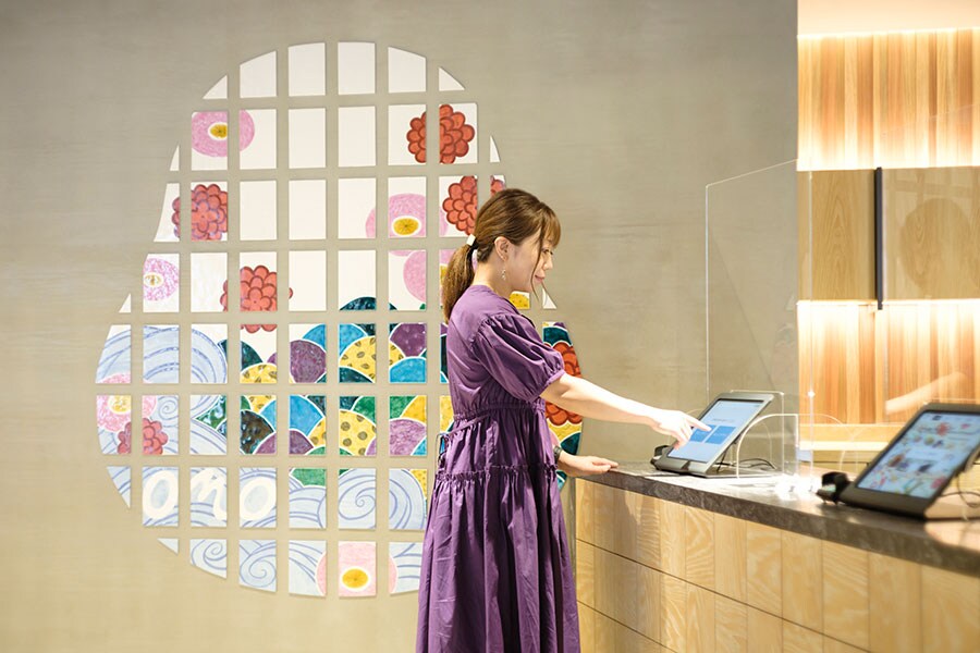 エントランスでは、「加賀八幡起きあがり」をモチーフにした色鮮やかな九谷焼きアートがお出迎え。