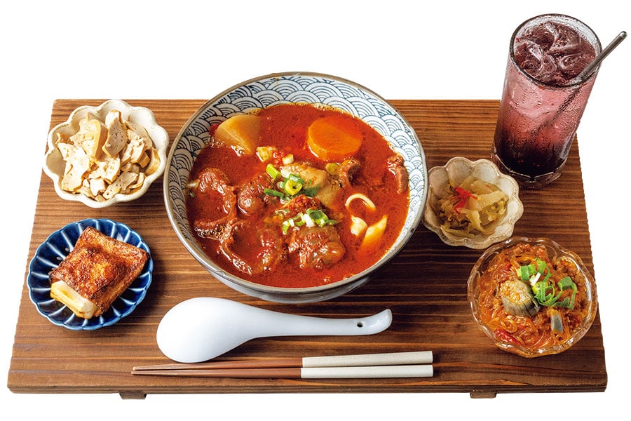 基本のセット。牛肉麺におかずが4種ほど、ドリンク付き。ノンアルコール 651元、アルコール 851元。