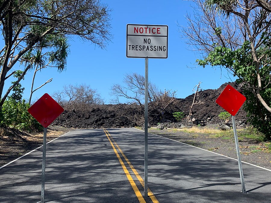 溶岩で寸断している道路。