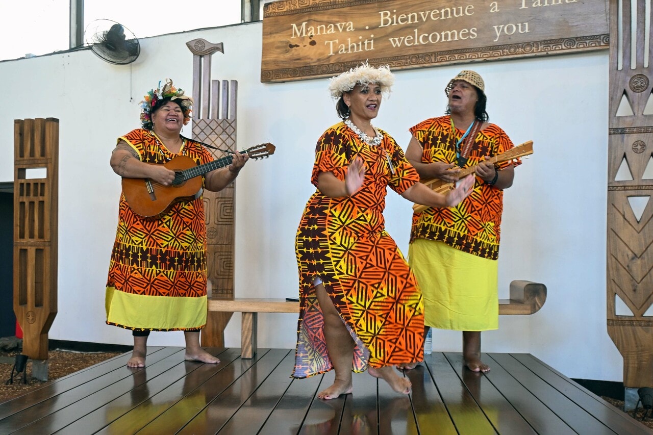 パペーテのタヒチ・ファアア国際空港に到着すると、歌とダンスで迎えてくれます。