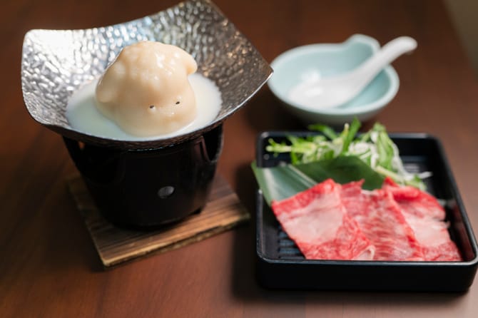 豆乳コラーゲンスープで嗜む「牛しゃぶ鍋」。「豚しゃぶ鍋」「鶏鍋」からも選ぶことができる。
