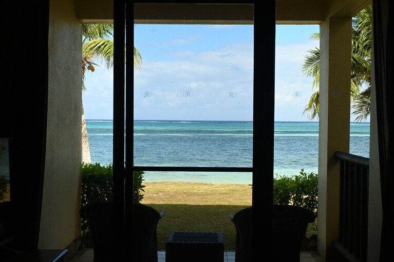 夜に到着すると、翌朝カーテンをあけたときの「南の島にいる！」という感動が待っています。アクアリゾートクラブサイパンにて。