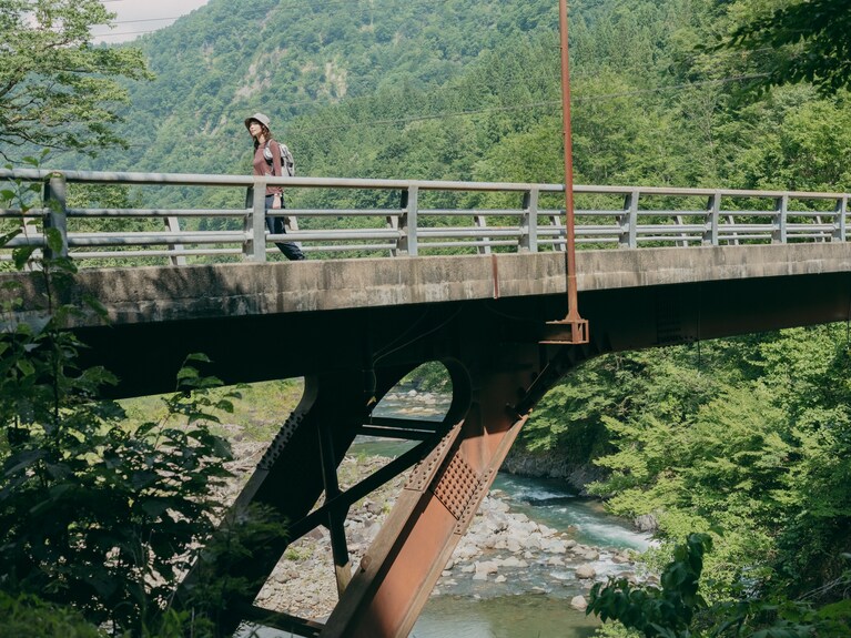 国道405号線と逆巻集落を結ぶ猿飛橋。