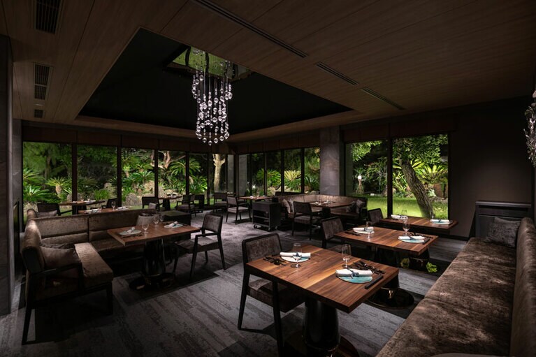 南国モダニズムを表現した新空間で話題のレストラン「HANARÉ」。