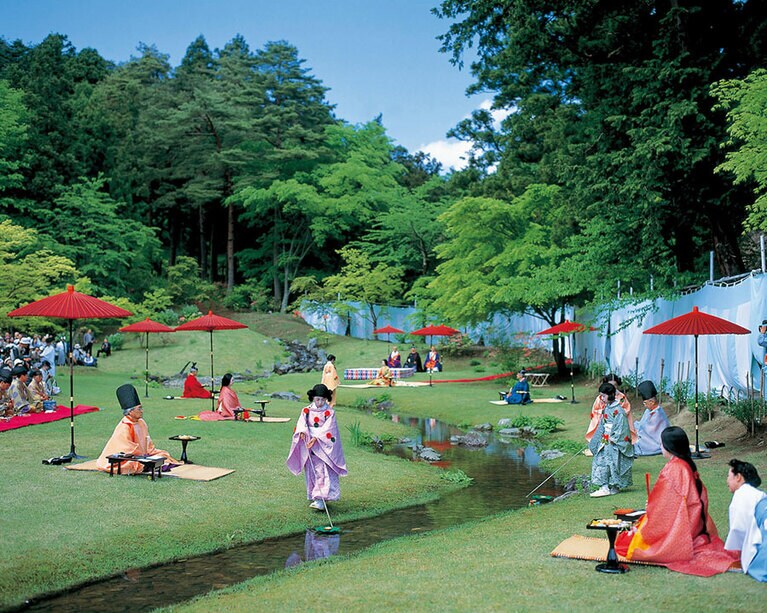 毛越寺曲水の宴。岩手県観光連盟