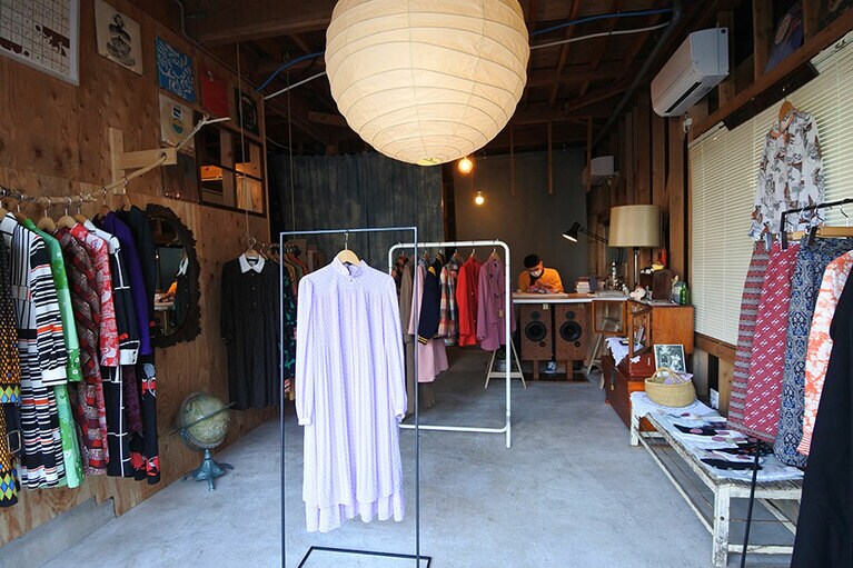 古い建物を活かしたショップやカフェをめぐる楽しみも。