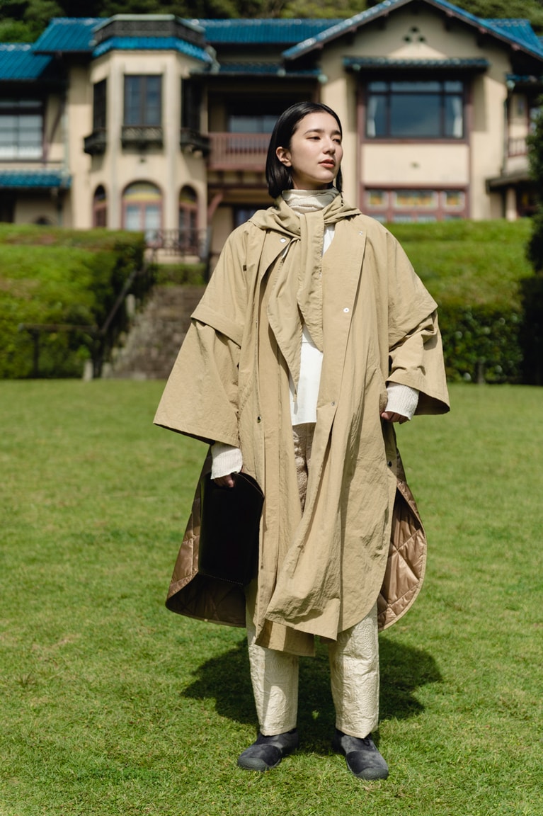 シューズ［ウィメンズ｜ハウザー スリー スライド］8,800円／キーン(キーン・ジャパン)、ポンチョ64,900円、ブラウス26,400円、パンツ72,600円／ミュラー オブ ヨシオクボ(ミュラー オブ ヨシオクボ 03-3794-4037)、カットソー26,400円／フミエタナカ(ドール 03-4361-8240)、その他／スタイリスト私物