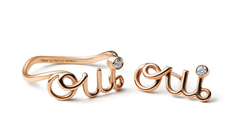 「Oui」リング(PG×ダイヤモンド) 151,000円、ピアス(PG×ダイヤモンド) 135,000円(片耳価格)／ディオール ファイン ジュエリー(クリスチャン ディオール)