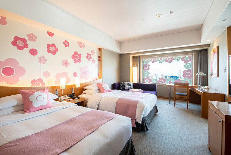 「MARY QUANT コラボレーションルーム」ピンク&ホワイト(デラックスツインルーム)。