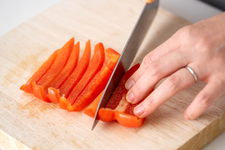 用意する野菜はパプリカ、しめじ、玉ねぎ。さらに旬の野菜をプラスした。