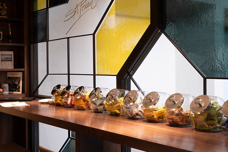 エレベーター前に設けられたカウンター「Super Bar」。お菓子やドリンクがあり、24時間利用可能。