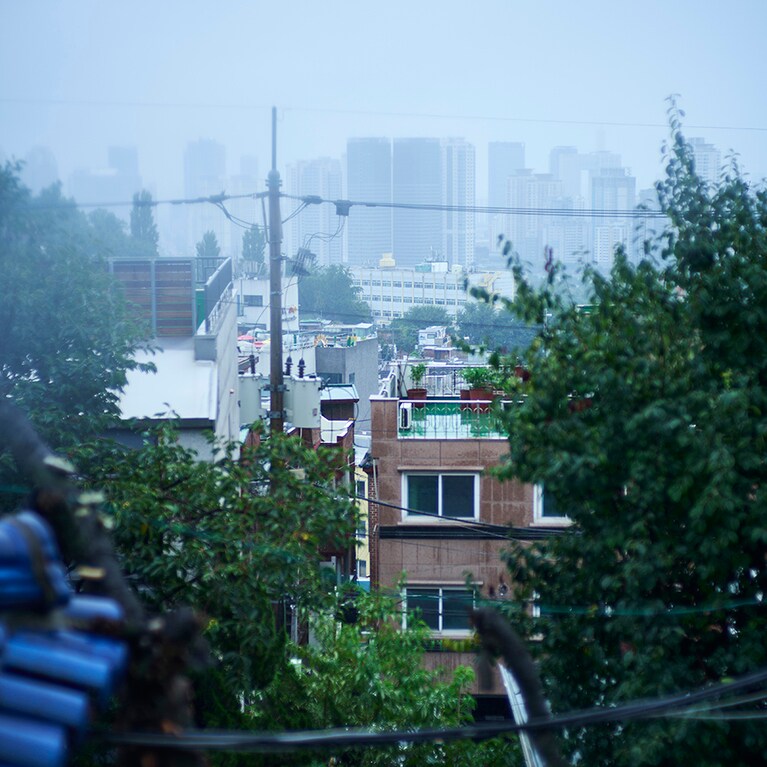 今日は雨。でもどこか絵になるなと思ってしまうのは坂道が多い地形のおかげかな。