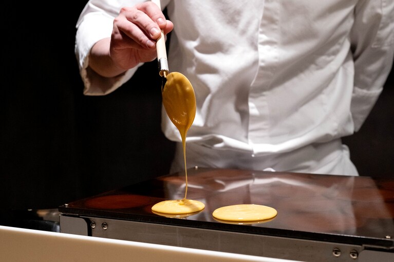 使い込まれた銅板には自然と焼き跡が残る。