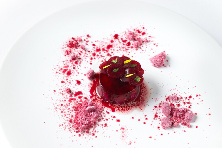 レストラン「ブレンストンコート ユカワタン」の定番食材であり、信州の食文化を美しく進化させた一皿「鯉のコントラスト」。