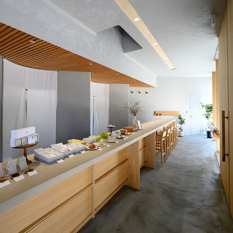 洗練と温もりが共存する店内。