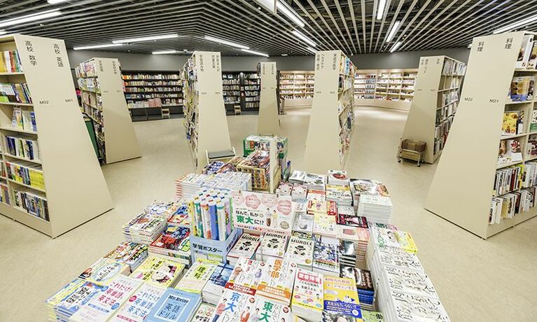「みちびきの渦」。独特なレイアウトでつい「いつもの棚」以外にも足が伸びてしまうレイアウト　Ⓒ文藝春秋