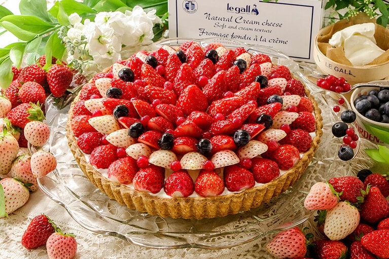 「白イチゴ～初恋の香り～がより添うイチゴムースのタルト」whole(25cm) 11,880円。