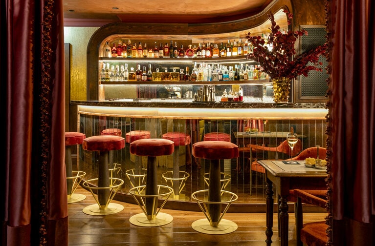 地下にあるシークレットクラブ“クラブ・ブレイブ”。スマホの持ち込みは禁止。パパラッチの心配なく楽しめるエクスクルーシブな空間。