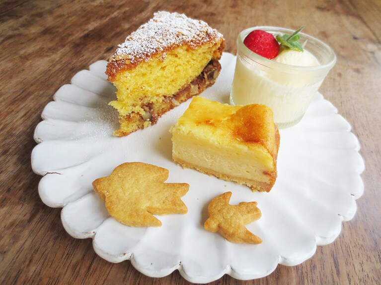 「ケーキセット」。取材時は、シナモンとナッツのケーキ。チーズケーキ、クッキー、アイスクリーム。