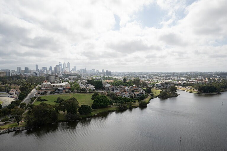 シティの高層ビル。パースの緑の多さがわかる。
