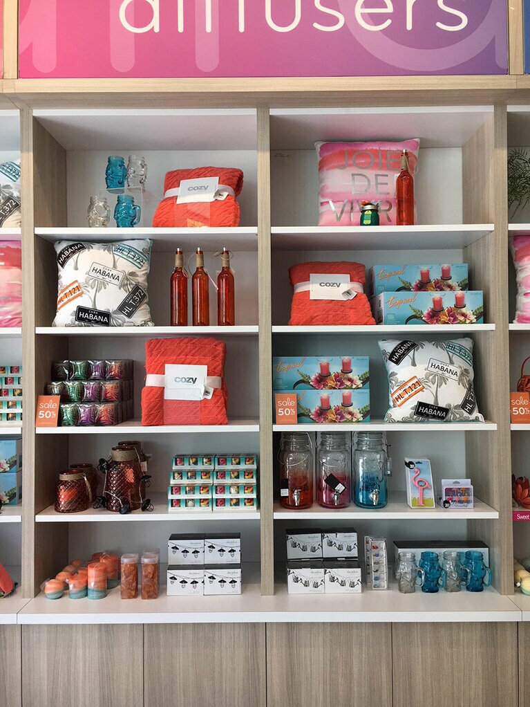 クレア・ド・ルーンのディスプレイはテーマや季節にあわせて選びやすい。