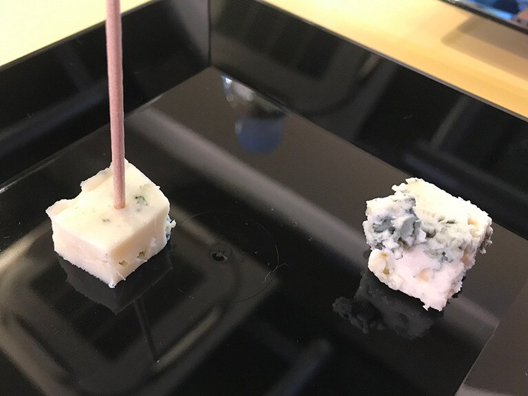 左が「アトリエ・ド・フロマージュ」の国産ブルーチーズ、右がフランスのAOC(原産地呼称)のブルー・デ・コース。