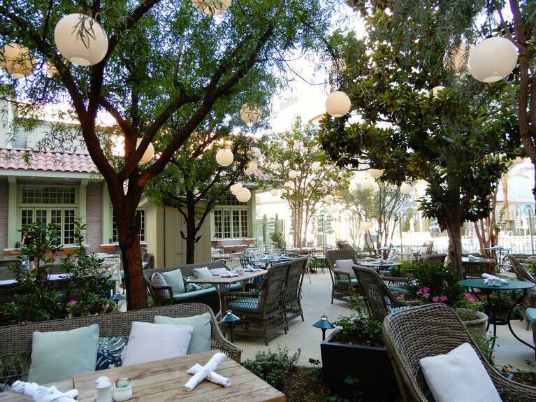 かわいい感じの「プリムローズ」のテラス席でいただくラベンダー香るシャンパンカクテルやフルーツ、ペストリー。