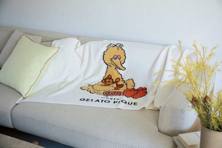 ビッグバードが、相棒のテディベアのレイダーと心地よく眠るシーンが描かれたブランケット。それぞれの宝物をそばに眠る、エルモとクッキーモンスター柄もあり。肩掛けに、子どものお昼寝に、仕事中の膝掛けとして。心地よいひとときのお供に。ジャガードブランケット 80×136cm 8,910円。