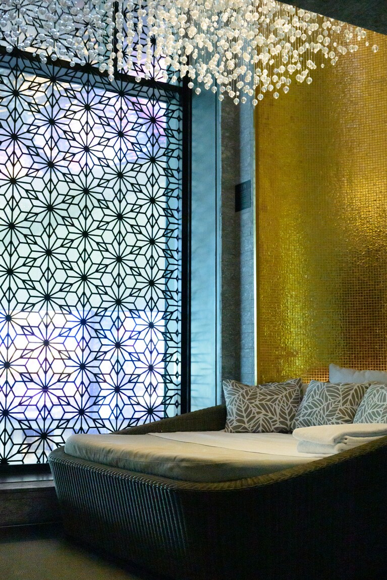 ジャグジー脇にあるふわふわベッド。クラシカルな装飾と心地よい素材に包まれて、ちょっとお昼寝したくなるほどの心地よさ。