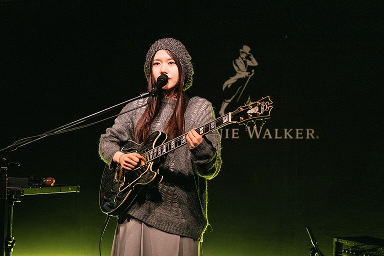 スペースエリアで行われたさらささんのライブ。