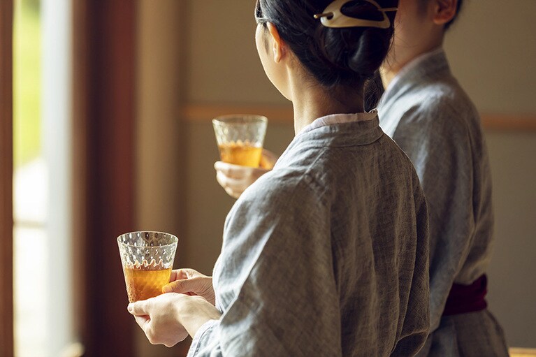 浴衣は100％亜麻仕立て。縮み加工が施され、夏は爽やか、冬は暖かな着心地。