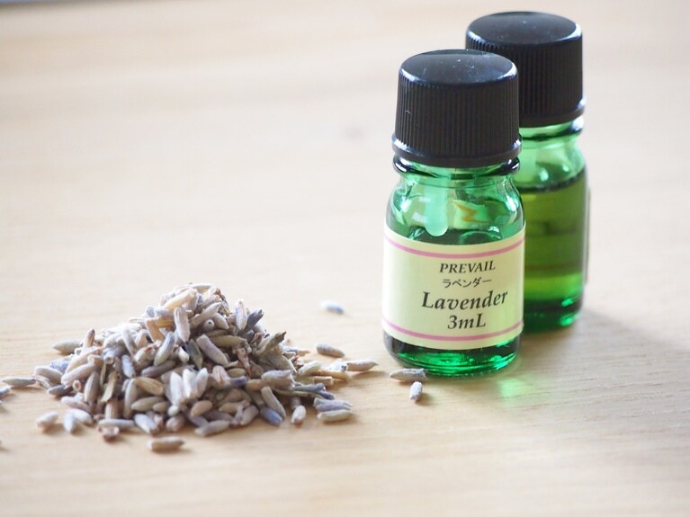 ハーブティーとして飲むのはもちろん、アロマオイルを暮らしに取り入れるのも効果的。