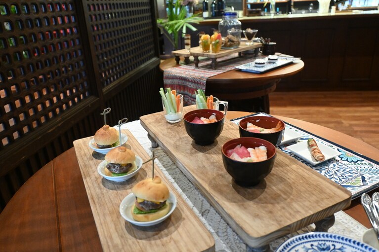 ラウンジではミニバーガーやミニ丼、ケーキなどが並びます。