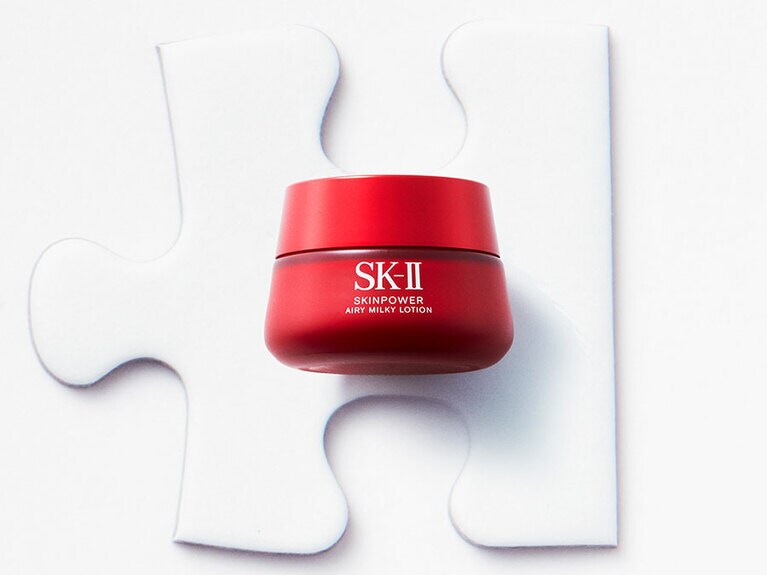 スキンパワー エアリー 50g 12,000円(編集部調べ)／SK-II