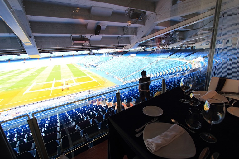 上から見ると座席の傾斜がよくわかる。清掃員の方たちがゴミを拾っていた。