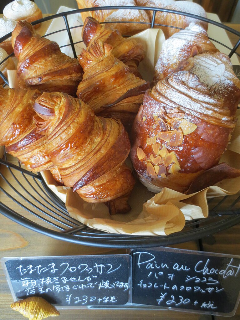 左から「たまたまクロワッサン」230円、「パン オ ショコラ」230円。