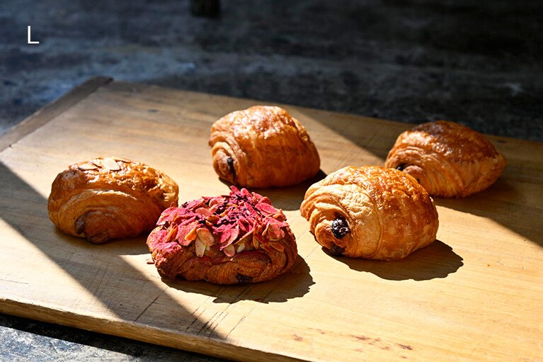 右から33％キャラメル風味のタナリヴァラクテ、64％赤い果実の酸味のマンジャリ、70％ほろ苦いグアナラ、日替わりチョコにカスタード入りの豪華版・華やかで甘酸っぱいラズベリー、アーモンドが濃厚に香るインスピレーションアマンド。パンオショコラ 各450～750円／BLUE POPPY Bakery