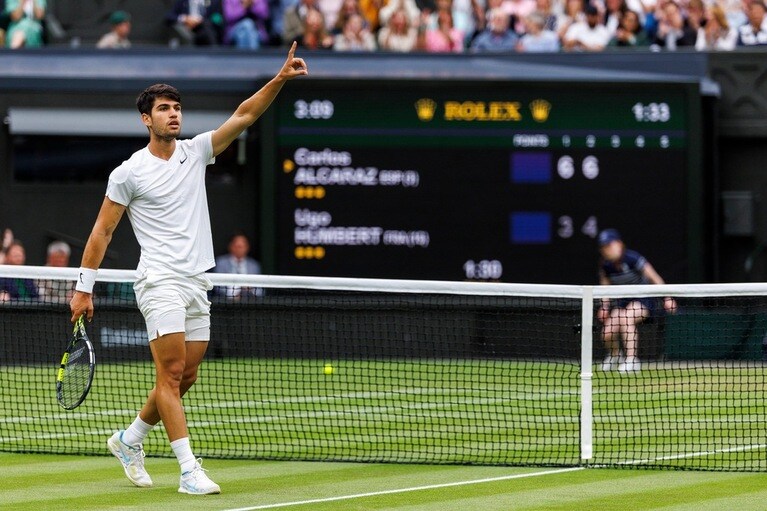 セットを獲得し、観客席にいる自陣チームへ “No.1”のジェスチャーを送るアルカラス。自らを鼓舞し、次のセットへと向かう。©Rolex/Jed Jacobsohn