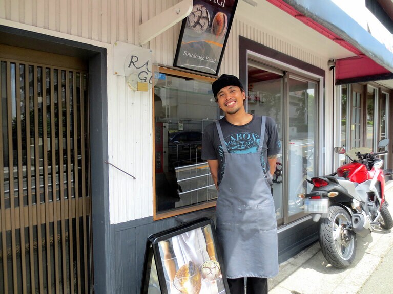 パンを作り、ていねいに接客するカデさん。