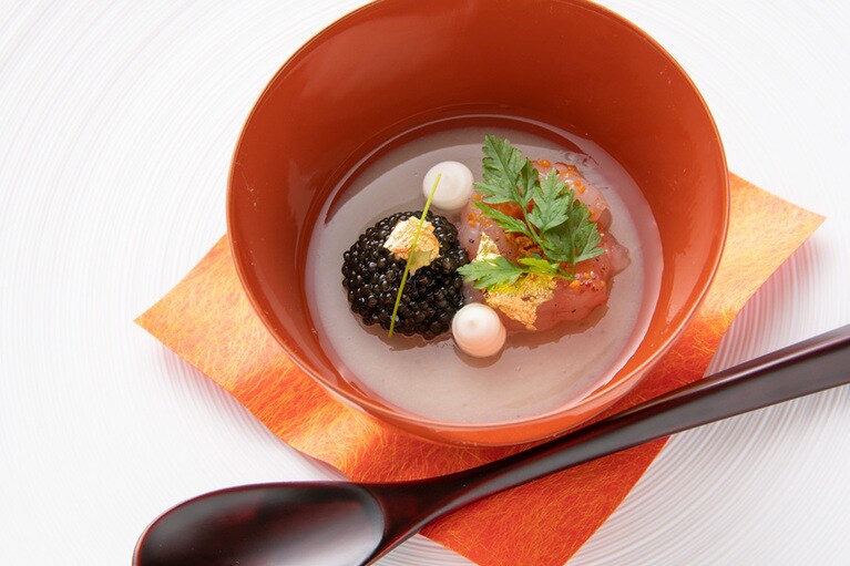 成実漆器店の越前漆器に盛り付けられ、福井の地でさらに深化した渡辺シェフのスペシャリテ「福井県産蕎麦粉 奥井海生堂利尻昆布 天たつ汐うに」。