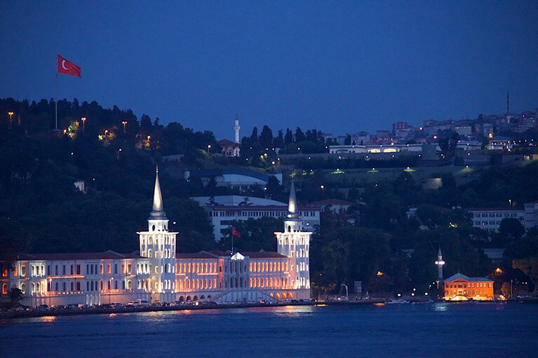 ボスポラス海峡の夕景クルーズを楽しんでも夜中のフライトには間に合うので、おすすめ。
