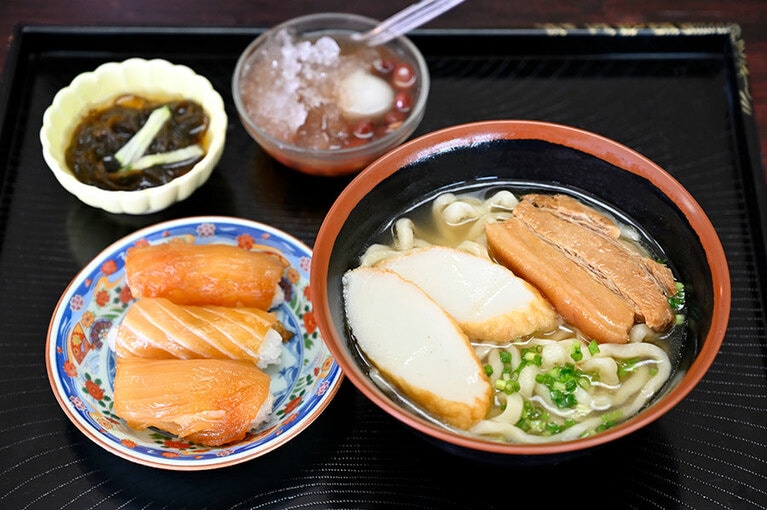 大東そば・大東寿司セット(ぜんざい・もずく付き) 1,000円。