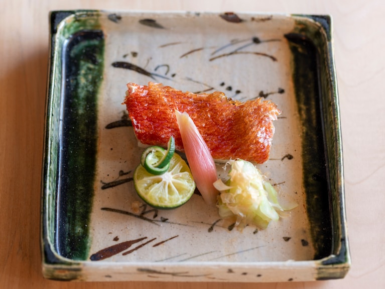 金目鯛の炭火焼き。ウロコのパリ感としっとりとして旨みの詰まった身とのコントラストが素晴らしい。
