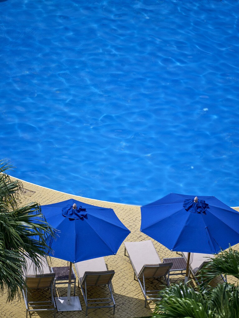 ビーチサイドでのんびりと島時間を満喫。