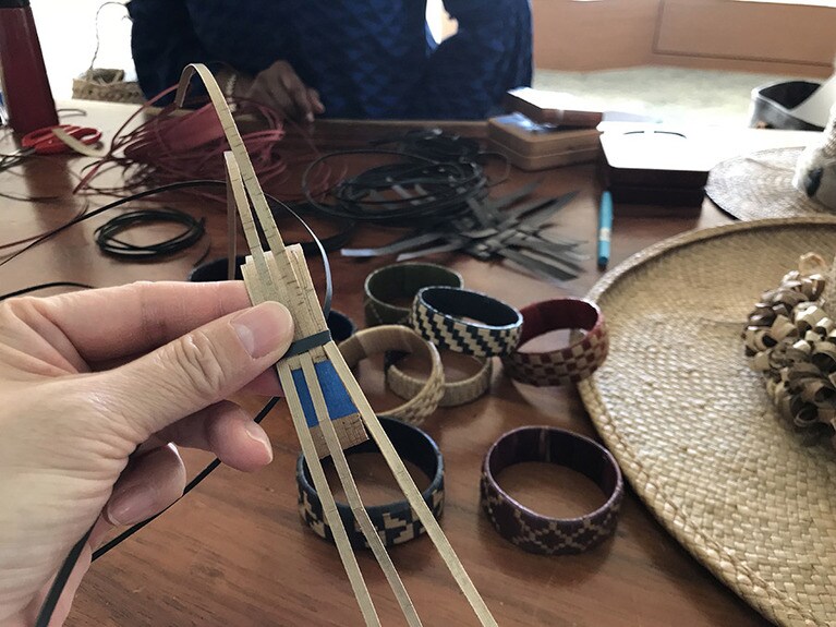 パーツをもらって、ここからコツコツ編んでいく。