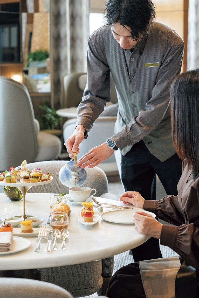 2024年夏、アフタヌーンティーがリニューアル。新たにつくられたオリジナル有田焼の磁器に、季節の食材を使用した美麗なセイボリーやペストリーが並ぶ様は絵画のよう。