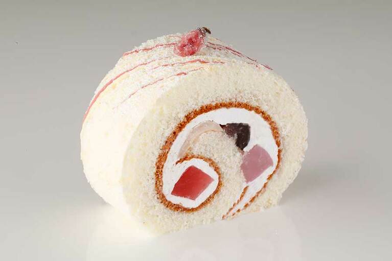「桜ロール」1ピース 880円(税込)／パティスリーSATSUKI