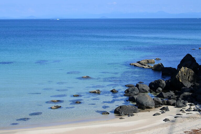 筒城浜海水浴場から沖に目をこらすと、うっすら九州本土が。