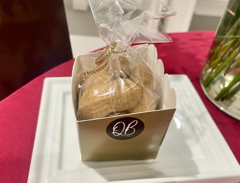 日本のファンの声から生まれたピーナッツ型のショコラ。