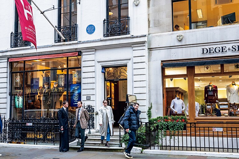 白亜のエントランスが美しい。